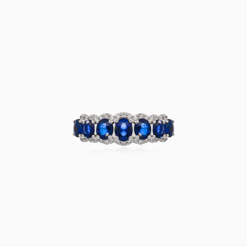Funkelnder Weißgoldring mit Diamant und blauem Saphir
