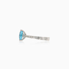Blauer Topas-Ring im Smaragdschliff mit Diamanten