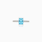 Blauer Topas-Ring im Smaragdschliff mit Diamanten