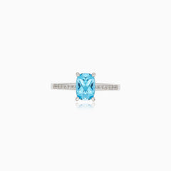 Blauer Topas-Ring im Smaragdschliff mit Diamanten