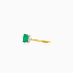 Elegant yellow gold ring with diamonds and emerald
