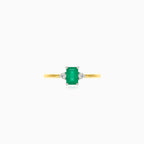 Eleganter Ring aus Gelbgold mit Diamanten und Smaragd