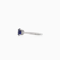 Klassischer Diamant- und Blautopasring in Weißgold