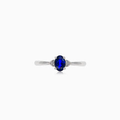Klassischer Diamant- und Blautopasring in Weißgold