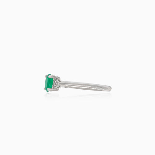 Feiner Weißgoldring mit Smaragd und Diamanten