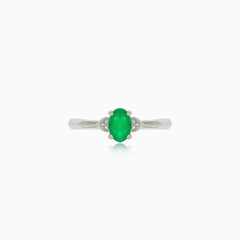 Feiner Weißgoldring mit Smaragd und Diamanten