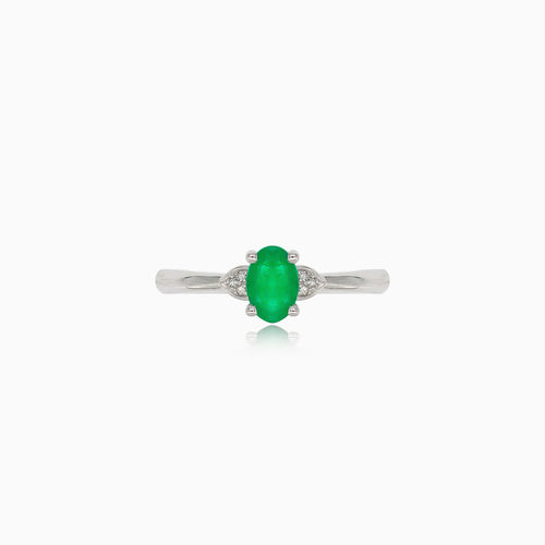 Feiner Weißgoldring mit Smaragd und Diamanten