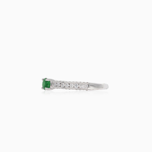 Eleganter Weißgold-Ring mit Diamant und Smaragd