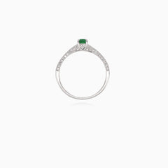 Elegant white gold ring with diamond and emerald