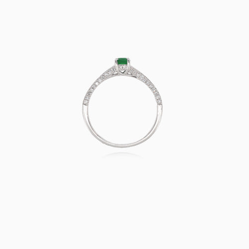 Elegant white gold ring with diamond and emerald