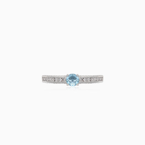Eleganter Weißgoldring mit Diamant und blauer Topas