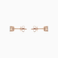 Minimalistische Ohrringe aus 14 Karat Roségold, verziert mit schwarzen Diamanten.