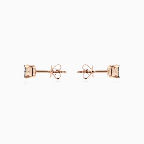 Minimalistische Ohrringe aus 14 Karat Roségold, verziert mit schwarzen Diamanten.