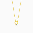 Elegante Gold-Halskette mit verdrehtem Kreis und Diamant