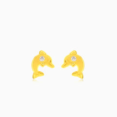 Boucles d'oreilles puces en or jaune en forme de dauphin marin.