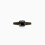 Gelbgoldring mit schwarzem Onyx