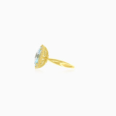 Gelbgoldring mit himmelblauem Topas