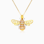 Pendentif doré cafard volant