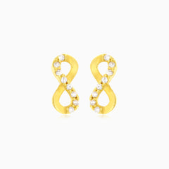 Goldene Ohrstecker mit unendlichen Zirkonia