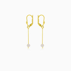 Lustrous pearl dandling earrings