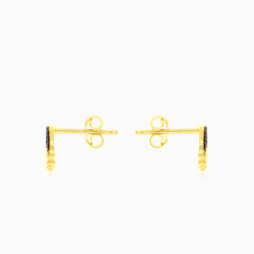 Gelbgoldene Ohrringe mit schwarzem Onyx-Kreis.