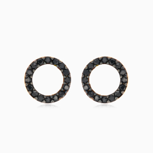 Gelbgoldene Kreis-Ohrringe mit schwarzem Onyx.