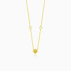 Elegante Halskette mit goldenen Kleeblatt