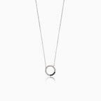 Collier élégant en or blanc avec un cercle de perles d’onyx