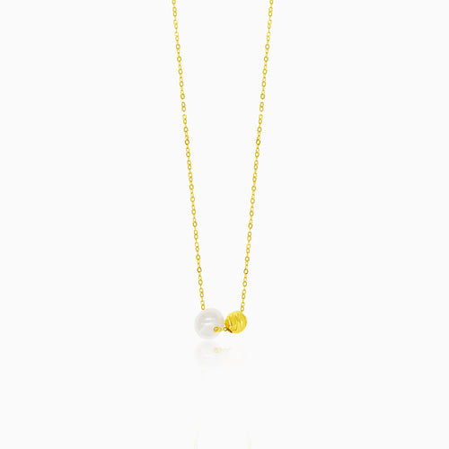 Minimalistisches Goldhalsband mit einer Perle.
