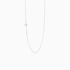 Collier délicat en or blanc avec une croix