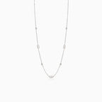 Jemný náhrdelník z bílého zlata s kuličkami a zirkony v emerald brusu