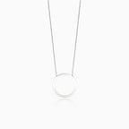 Collier en or blanc avec un cercle délicat