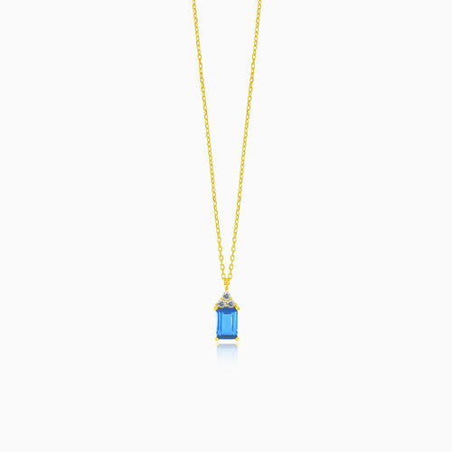 Eine wunderschöne Goldkette mit synthetischem Saphir-Anhänger