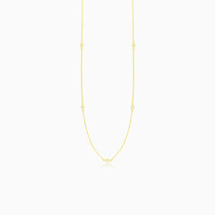 Collier chaîne délicat avec cinq zircons