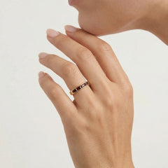 Langer Goldring mit Kanalfassung und Granat
