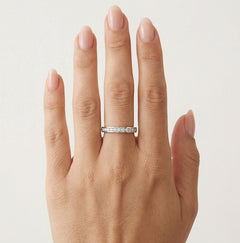 Anillo de plata con circonitas cúbicas a lo largo