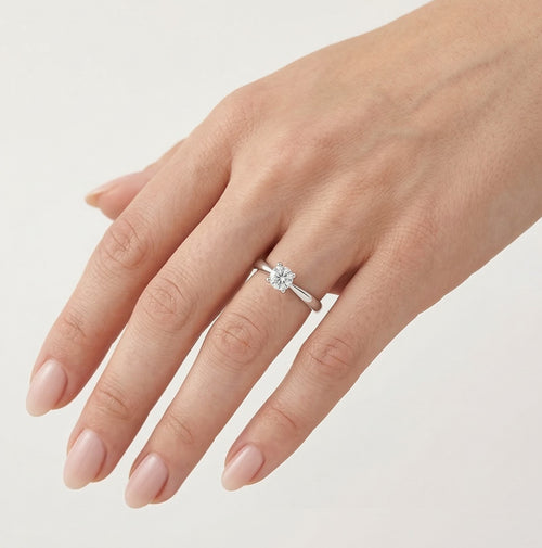 Weißgoldring mit rundem Diamanten