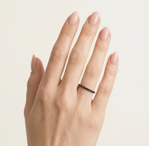 Anillo de oro rosa con diamantes negros