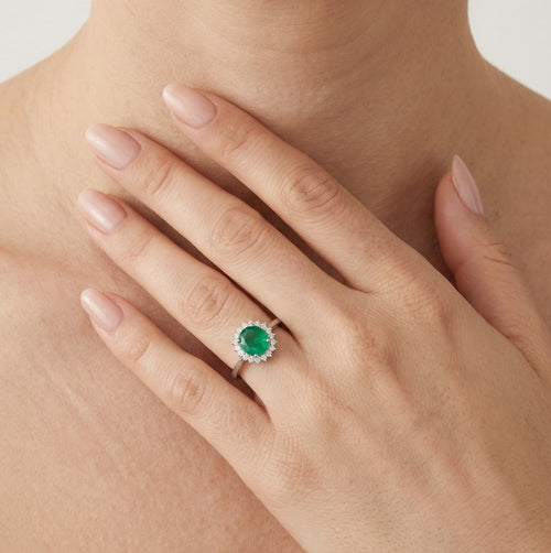 Bague halo en argent sterling avec émeraude centrale