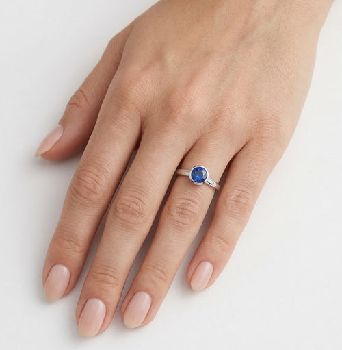Anillo clásico de oro blanco con zafiro