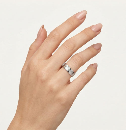 Weißgold-Trauring mit linearer Gravur