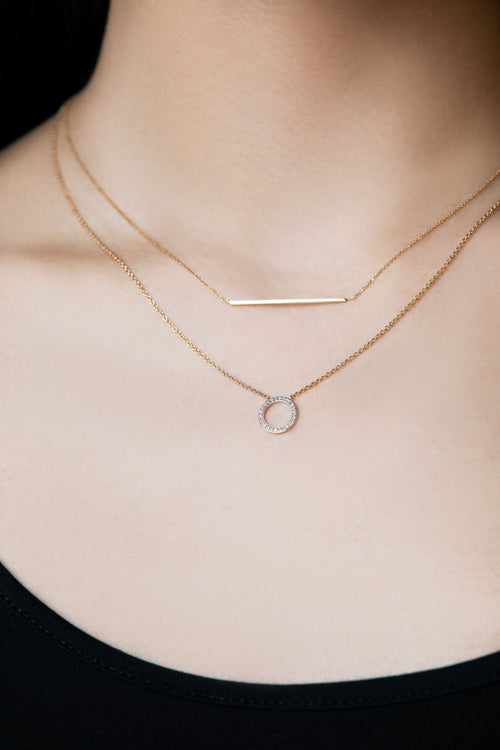 Collar elegante de oro con placa