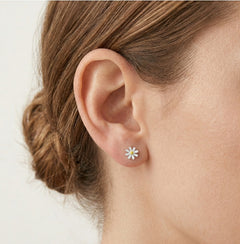 Boucles d’oreilles clous marguerite en argent sterling avec émail.