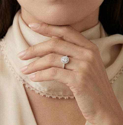 Anillo de plata con circonita cúbica en engaste de bisel