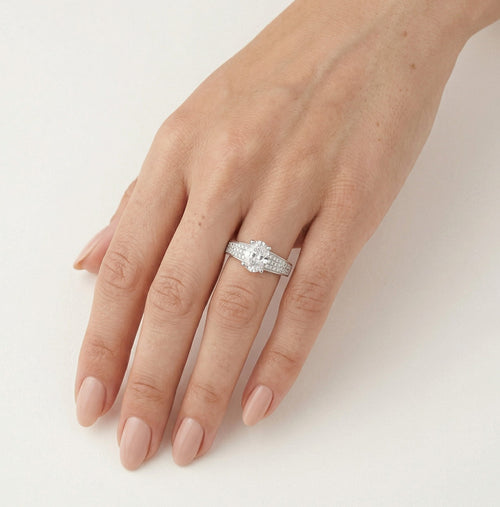 Damenring aus Silber mit rundem und ovalem Schliff
