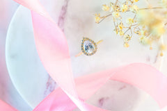 Bague en or jaune avec zircone cubique taille poire