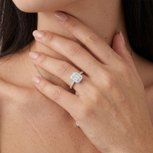 Prsten s halo diamantem emerald brusu z bílého zlata