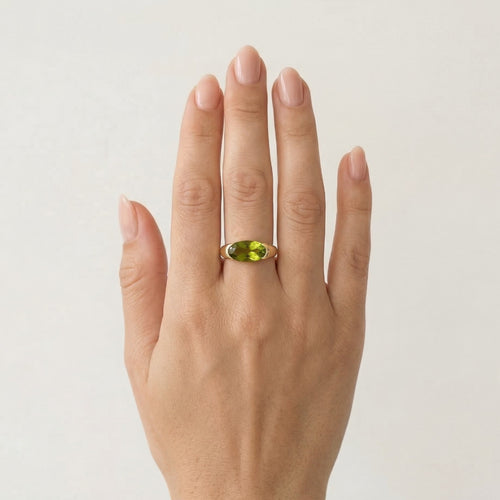 Goldener Dreams-Ring mit Moldavit in Stabfassung