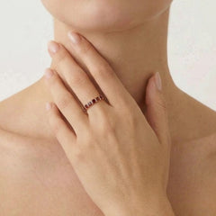 Eleganter Goldring mit 6 Granaten