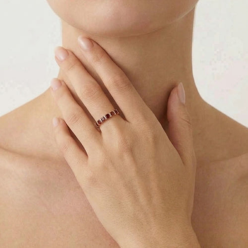 Eleganter Goldring mit 6 Granaten